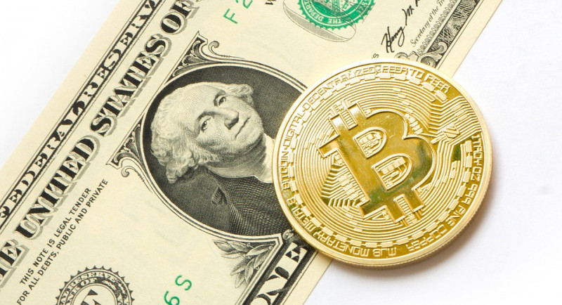 Kryptowaluta Bitcoin na tle dolara amerykańskiego