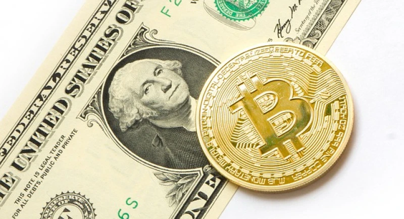 Bitcoin na tle dolara