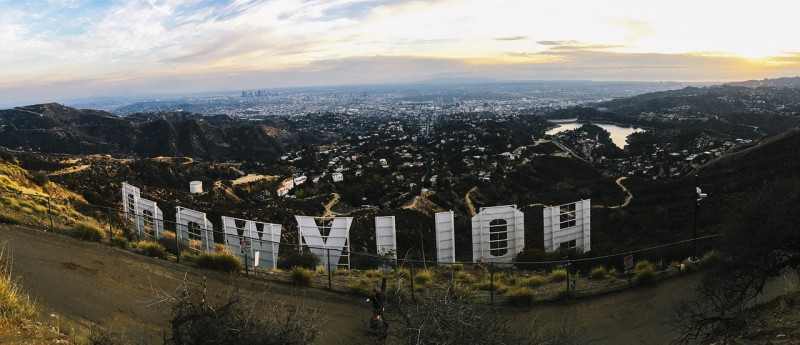 Widok zza znaku Hollywood na miasto Los Angeles