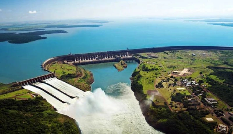 Zapora wodna i elektrownia wodna w Paragwaju