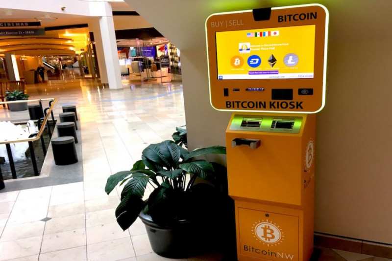Automat Bitcoin potocznie zwany bitomatem w centrum handlowym i galerii handlowej